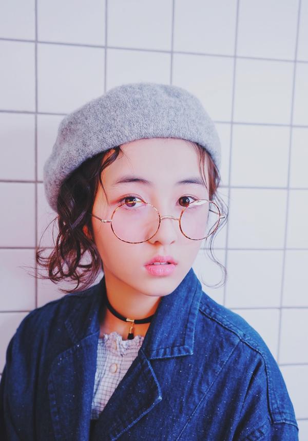 张子枫发型新时尚 卷发设计呈现青春素雅