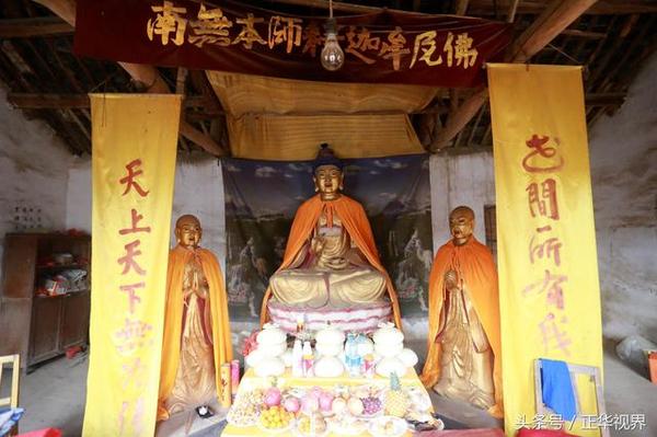 郑州一古寺院屈身废弃小学 破旧教室供佛像