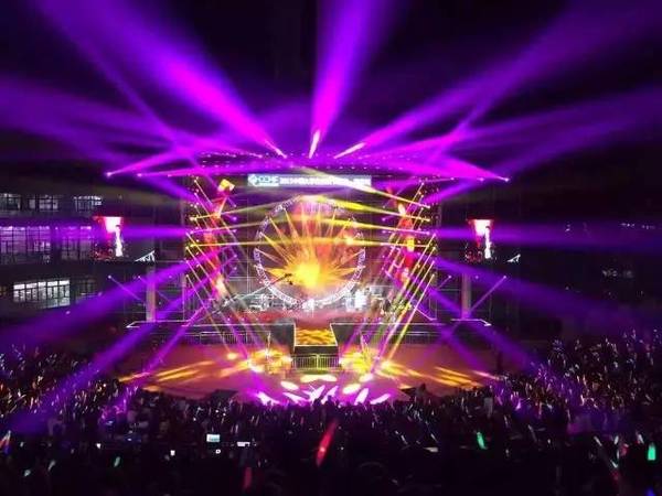 斗兽场白天安静而内敛,夜晚则放肆而乖张.