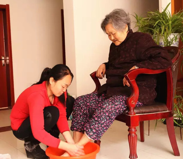 八零后农村女子,照顾没有血缘的两位老人十年