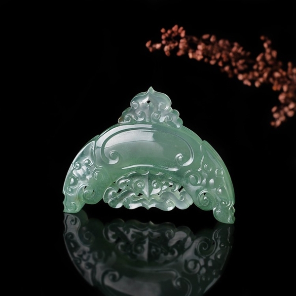 盘扣,云纹,山水等这些中式元素 一经玉雕师设计,在各式风格的设计