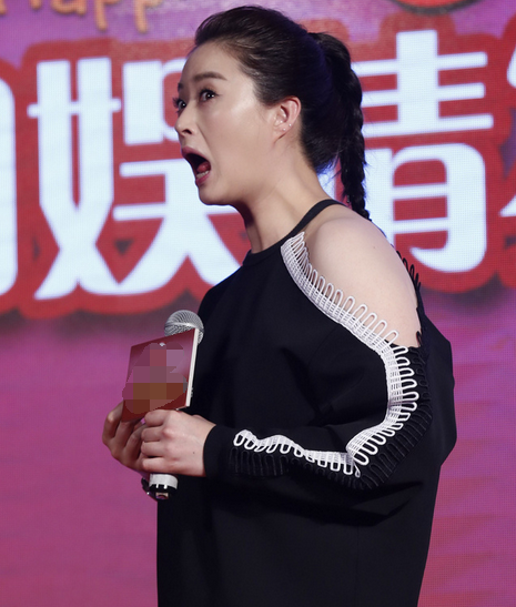 蒋欣吐舌头黄牙,油光满面,网友:得罪摄影师了?