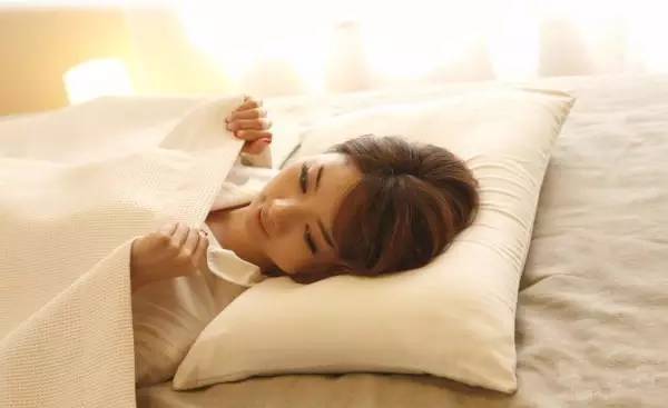 睡觉用软枕头还是硬枕头好 选错了小心睡出颈椎病 新闻频道 手机搜狐