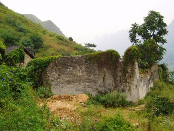 沿"灞陵桥"边的古驿道登关索岭,古驿道上分布有"双泉寺"马刨井