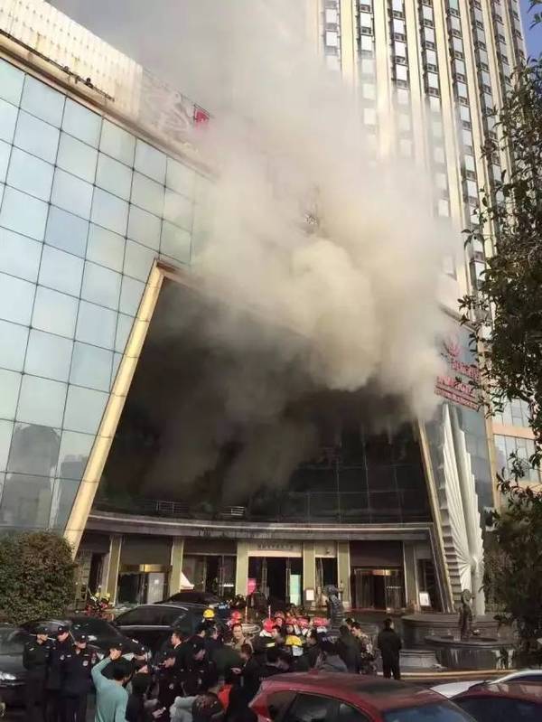 消防机器人深入火场内部排烟