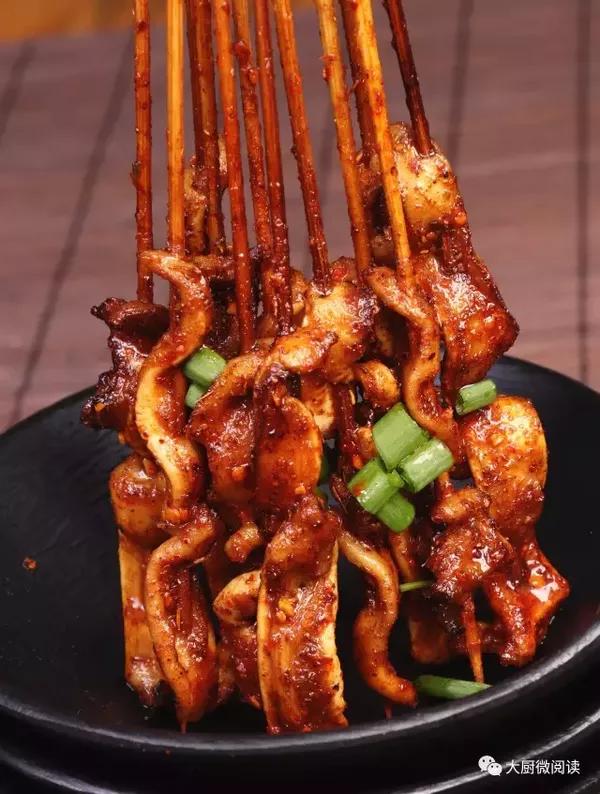 目前李不管共有28种食材在慢火炉上加热至熟,分别为猪鼻筋,嫩腰花