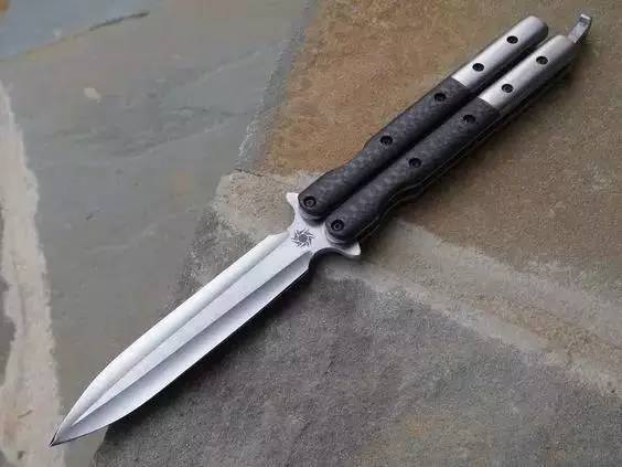 如何让蝴蝶刀飞起来还不割伤自己?