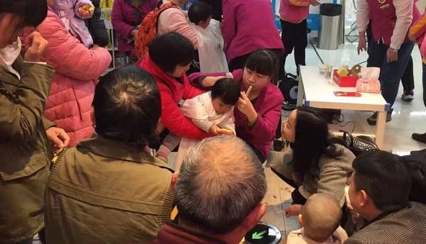 除了宝宝理了发 不少妈妈们也趁机多多学习知识 从育儿技巧到母乳喂养