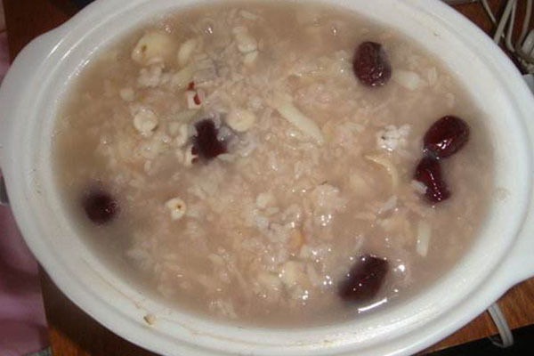 做法:先将红枣文火煮烂,连汤放入粳米粥内,加茯苓粉再煮粉沸即成.