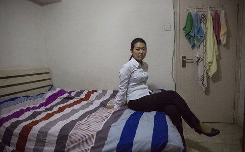 镜头下:城中村合租屋女孩的生活百态