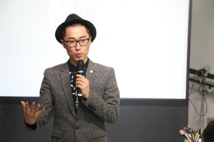 舟舟老师在讲解今年的流行发型与发色