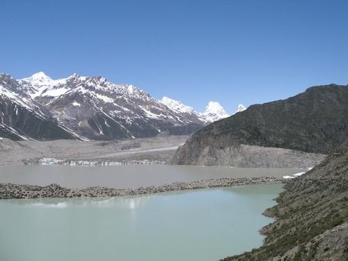 湖,下面的湖是油来古冰川退缩形成的,上面的湖是由阿扎冰川退缩形成