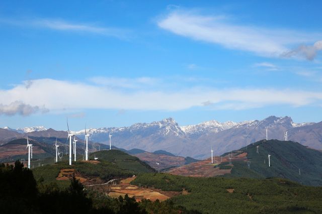 東川紅土地的平均海拔有2000米,這是從打馬坎遠望轎子雪山.