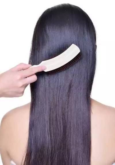 step2:从头发的一边拉出一绺,顺向下方向扭转