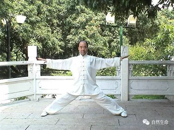 今天小编要教大家一个最简单最无副作用的运动养生方式,让你每天抽