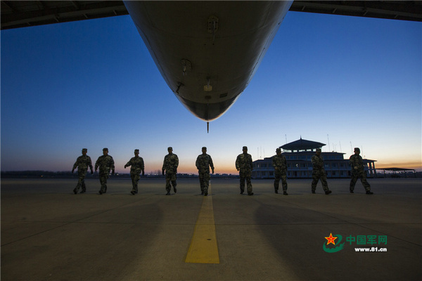 空军春节战备值班一天咋过?枪不离身随时起飞