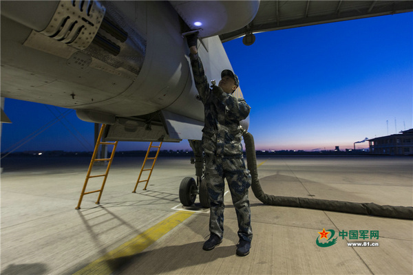 空军春节战备值班一天咋过?枪不离身随时起飞