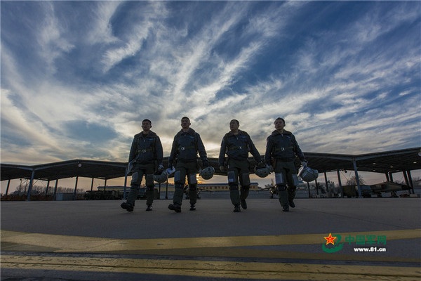 空军春节战备值班一天咋过?枪不离身随时起飞