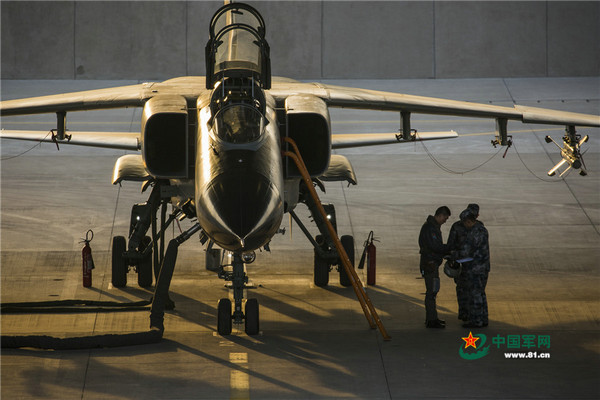 空军春节战备值班一天咋过?枪不离身随时起飞