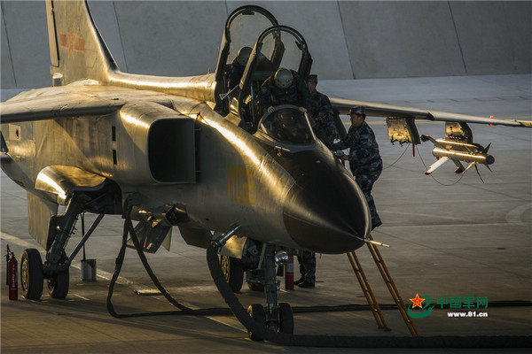 空军春节战备值班一天咋过?枪不离身随时起飞