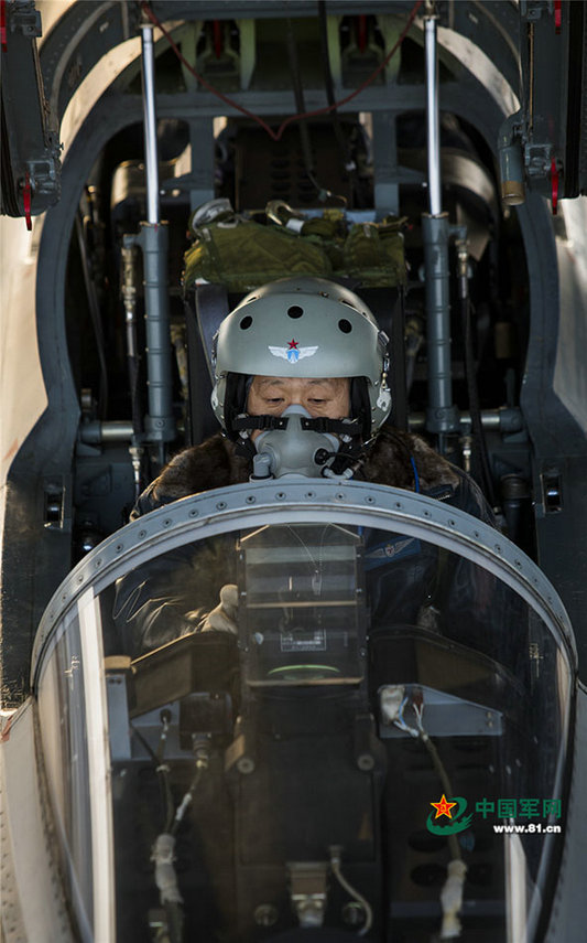 空军春节战备值班一天咋过?枪不离身随时起飞