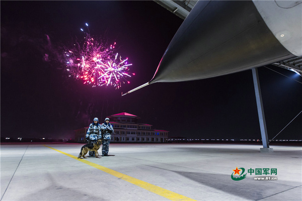 空军春节战备值班一天咋过?枪不离身随时起飞