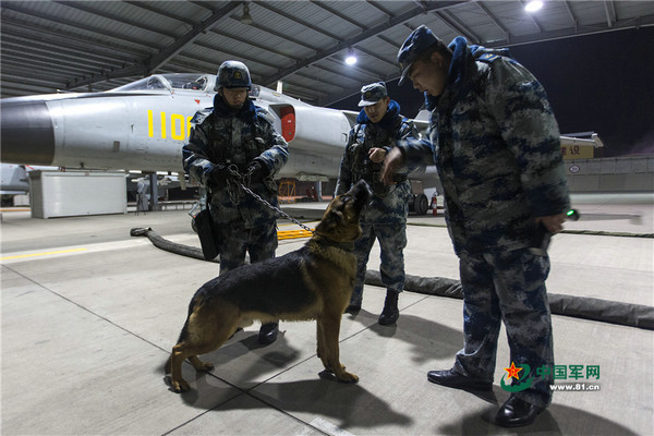 空军春节战备值班一天咋过?枪不离身随时起飞