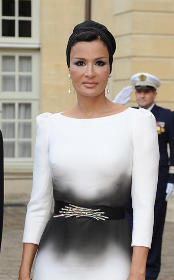 "只穿高级定制"的卡塔尔王妃谢哈·莫扎 (sheikha mozah) ,因为强大的