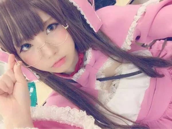 的女仆装出镜,在于主持人简单的寒暄后,穿戴起psvr设备开始了游戏试玩