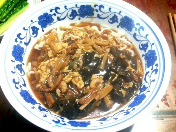 老北京打卤面 主料:五花肉,口蘑,黄花菜,木耳,鹿角菜,香菇,鸡蛋 调料