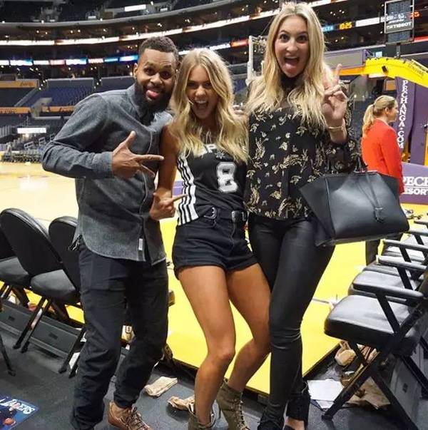 想不到如此闷骚的马刺居然有如此性感的女球迷!