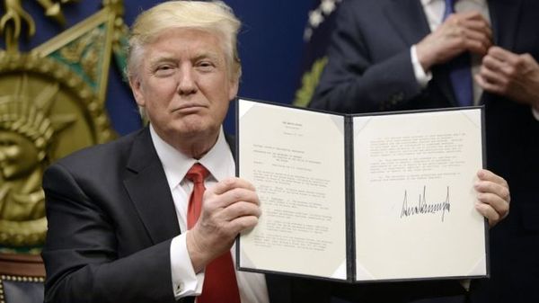 特朗普上任两周，签署20多项总统行政令，包括退出TPP，美墨边境墙计划以及引发争议的禁穆令