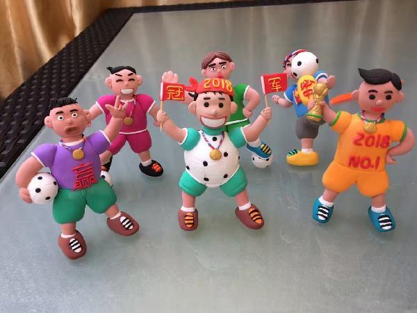 甚至不懂足球,我创作的太空粘土作品代表我的心声:向足球运动员们致敬