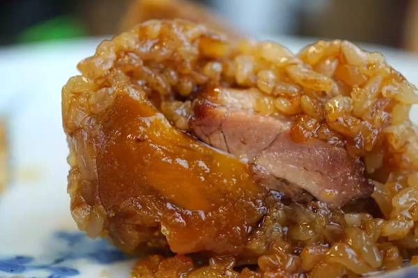 去年的粽子,挑了好的猪肉,与沙糯流油的咸蛋黄.