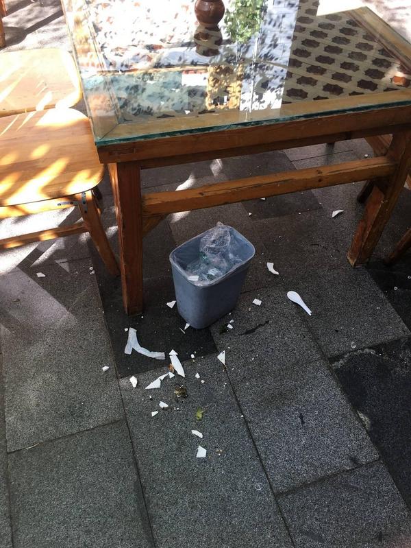 事发当时被摔碎的碗(李女士提供)