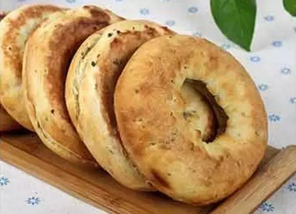 枣蛋馍是偏甜一点,馉圈馍是偏咸一点.