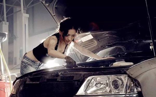 就是每个月都砸一次车 然后让下面的美女汽修工给我修车 (温馨提示:长