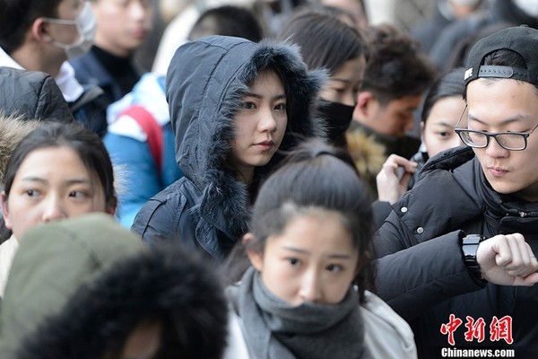 2017北京电影学院艺考开考 美女操场秀出一字马