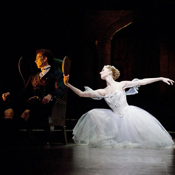 随着意大利贵族与法国宫廷的通婚,意大利的"芭蕾"被带入法国.