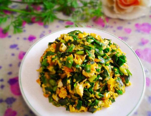 【食材】:大蒜苗200克,鸡蛋3个,玉米油适量,盐适量.