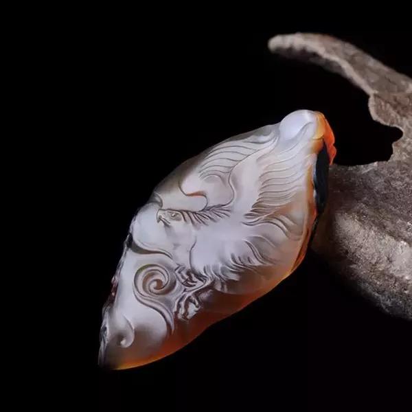 这块罕见的沁色黑带黄皮玛瑙雕刻的鹰如此逼真凌厉