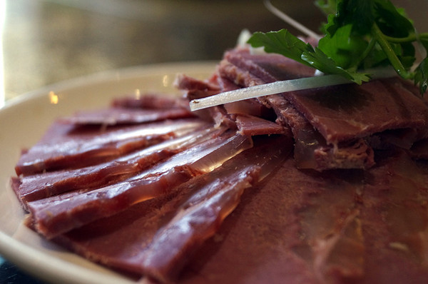 到陕西朝邑吃秦菜第一名菜"带把肘子"