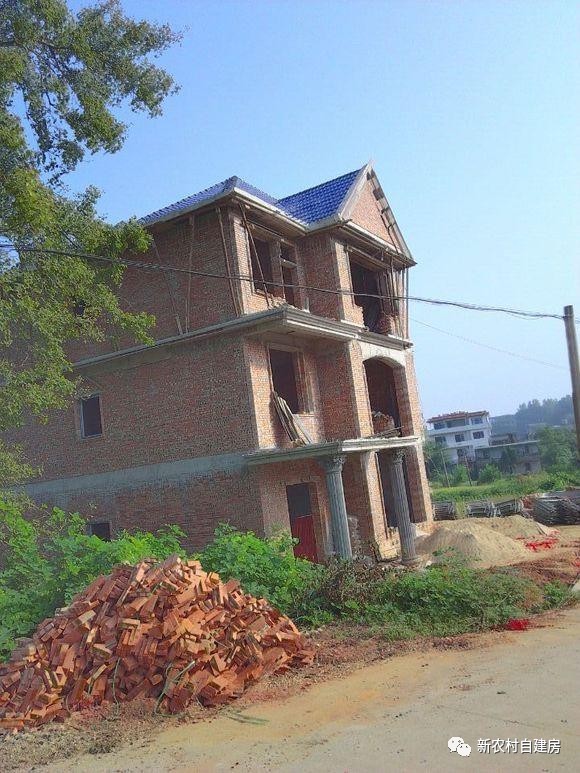 农村小伙乡下建房,历时6个月花30万只能建成这样