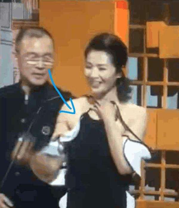 刘涛吊带礼服滑落, 男嘉宾在旁色咪咪的都看呆了