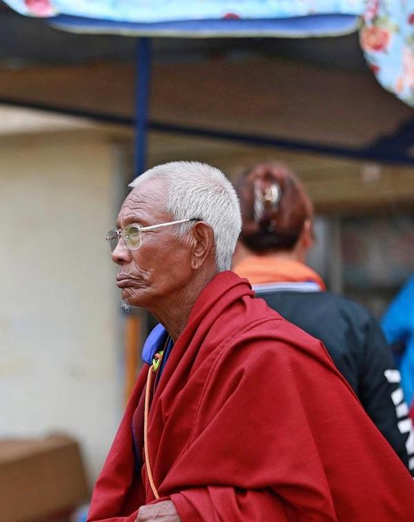 寺郭莽学院修习,依次拜第一世贡唐仓·更登彭措,嘉赛钦波·东智嘉措