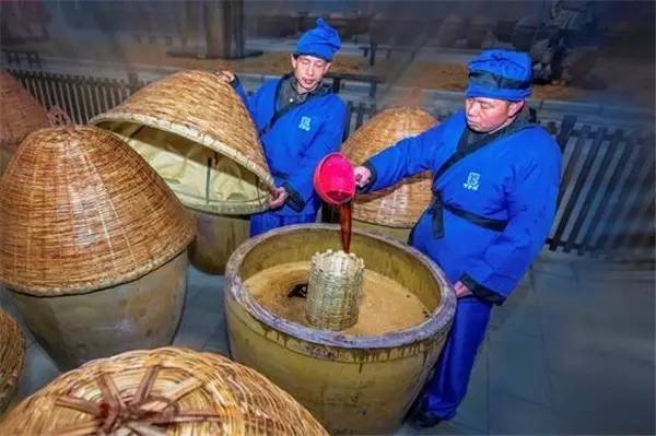 传统手工酿造"中坝口蘑酱油"开坛仪式隆重举办,庄严肃穆,让人眼界大开