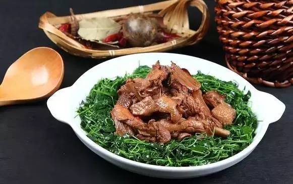 特点:心形的叶子,长得像三叶草 做法:金花菜,又名黄花苜蓿,刺苜蓿