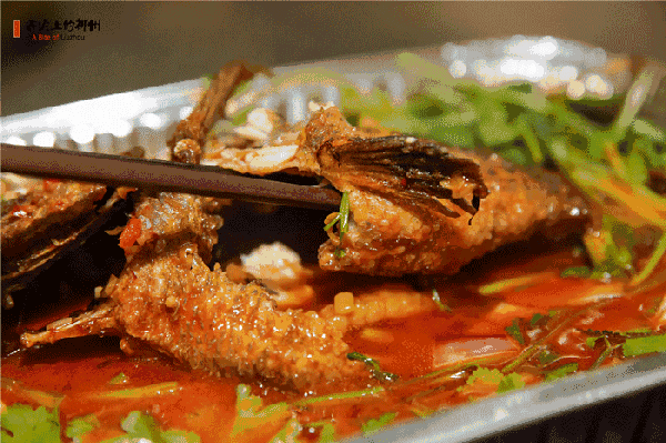 ▼ 烤牛蛙 和手臂一样长的烤牛蛙 ▼ 烤鱼 精选优质罗非鱼现点现杀