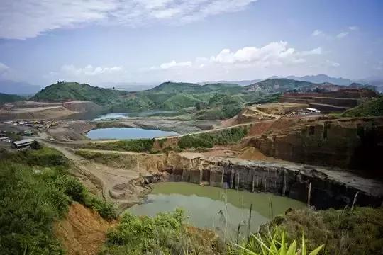 位于缅甸北部密支那邦雾露河上游的帕敢地区,是最著名的翡翠矿区,开采