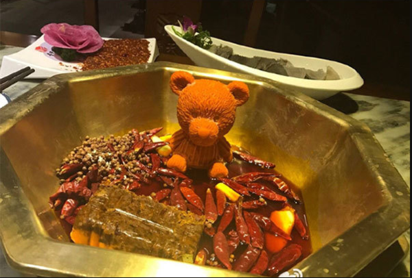 火锅店的你出来,你别告诉我这只小熊在洗澡.